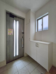 玄関 -